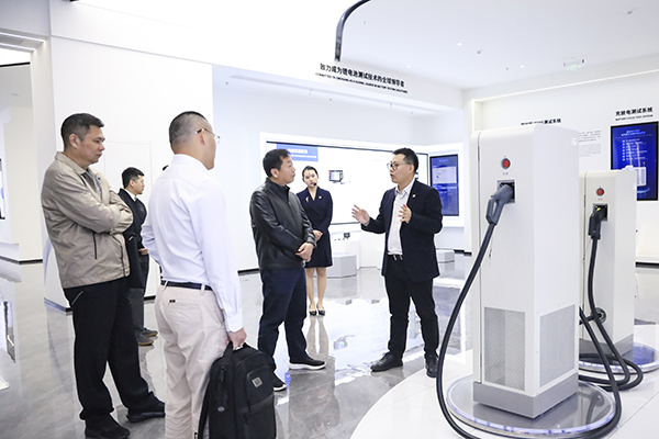 米兰体育股份副董事长、总裁刘作斌向福船集团副总经理李振均一行介绍公司充电产品.jpg
